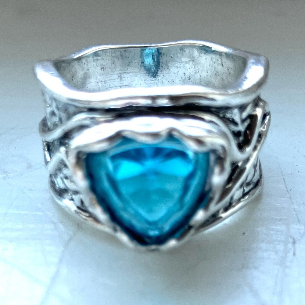 Clear Blue faux Blue glass stone zircon ring size 8 embossed silver metal.